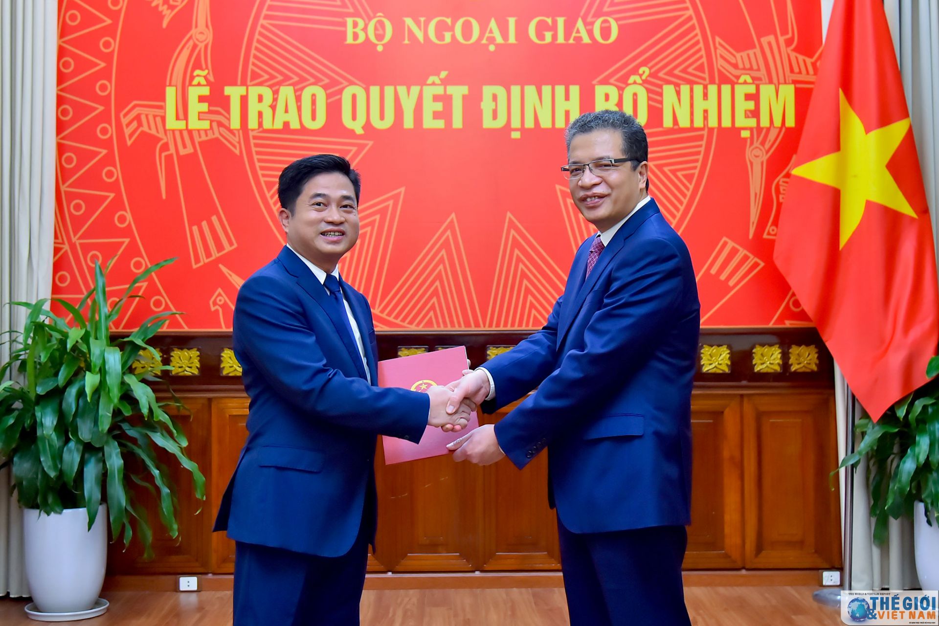 thu truong ngoai giao dang minh khoi trao quyet dinh bo nhiem dieu dong can bo cap vu