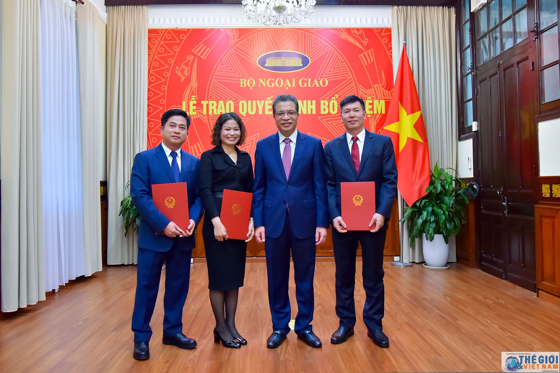 thu truong ngoai giao dang minh khoi trao quyet dinh bo nhiem dieu dong can bo cap vu