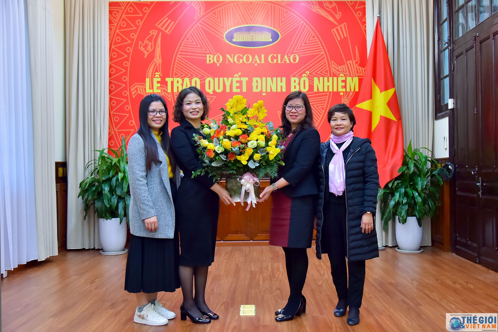 thu truong ngoai giao dang minh khoi trao quyet dinh bo nhiem dieu dong can bo cap vu