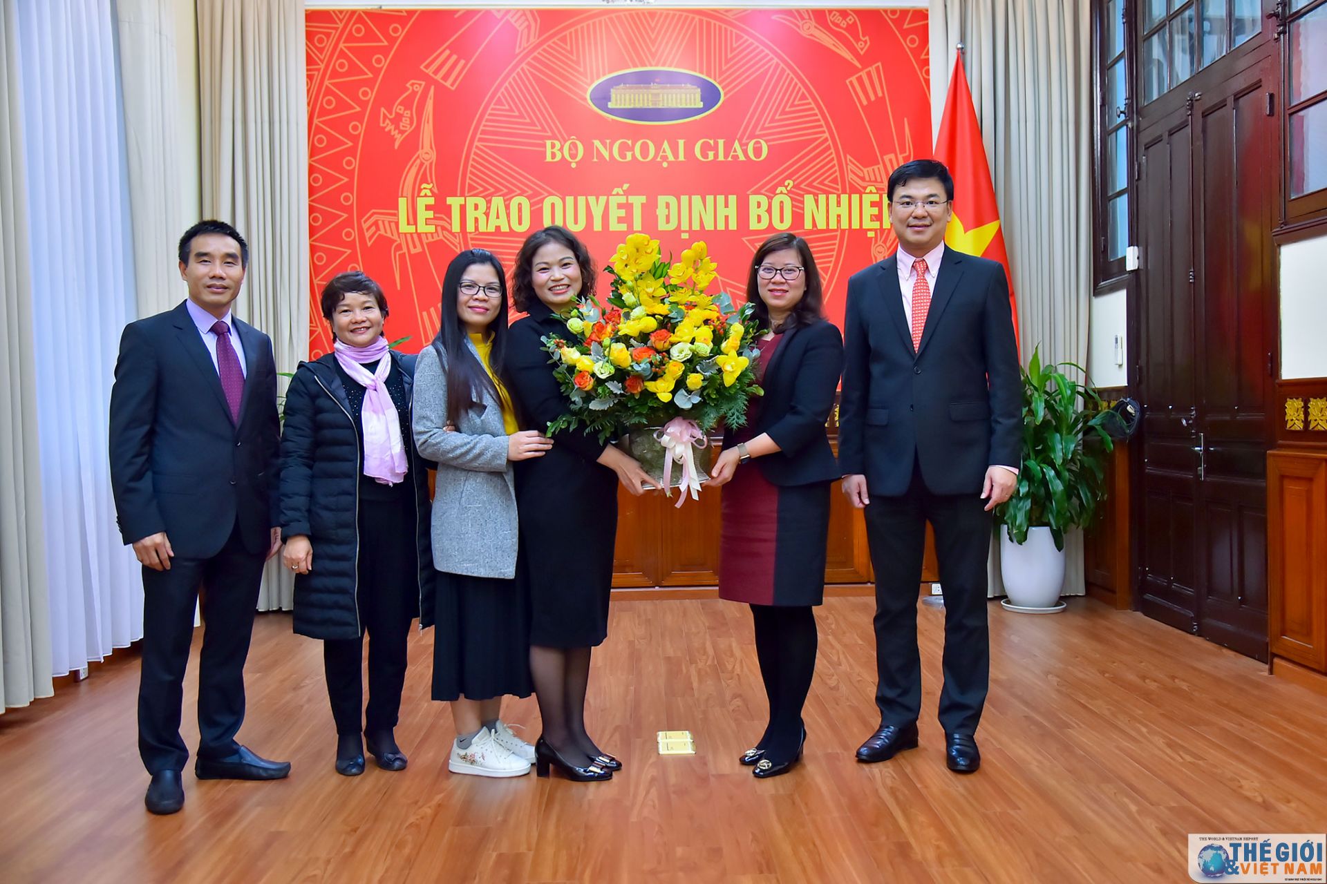 thu truong ngoai giao dang minh khoi trao quyet dinh bo nhiem dieu dong can bo cap vu