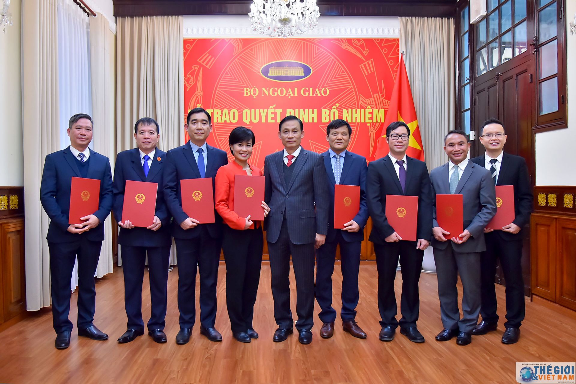 thu truong ngoai giao le hoai trung trao quyet dinh bo nhiem dieu dong can bo cap vu