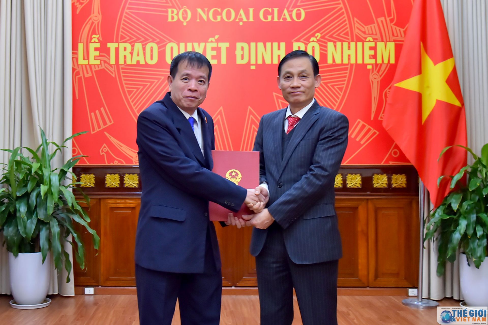 thu truong ngoai giao le hoai trung trao quyet dinh bo nhiem dieu dong can bo cap vu