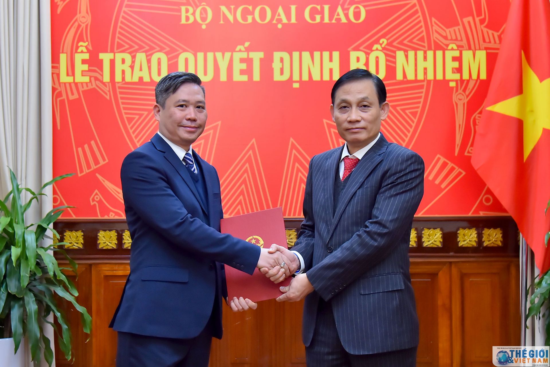 thu truong ngoai giao le hoai trung trao quyet dinh bo nhiem dieu dong can bo cap vu