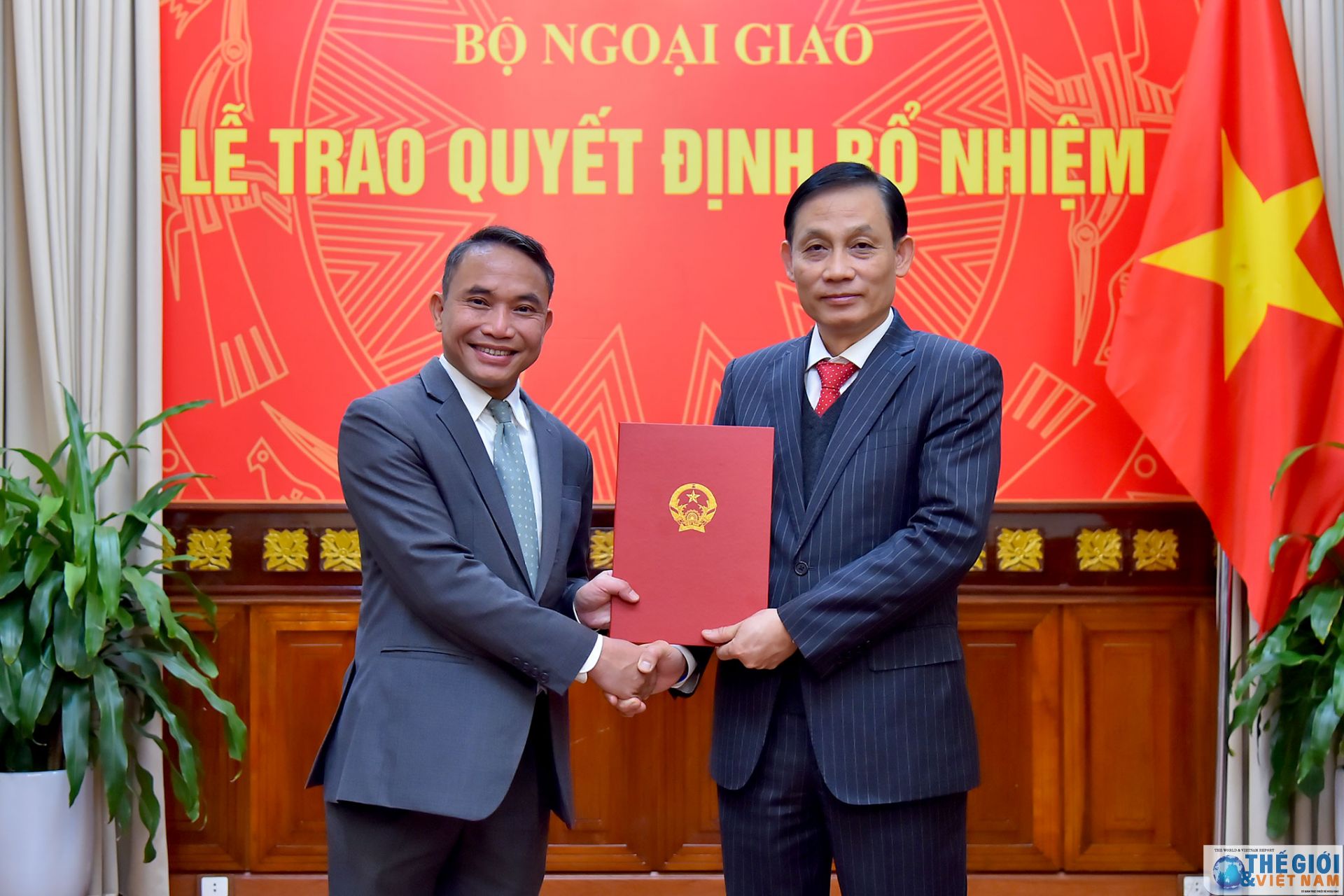 thu truong ngoai giao le hoai trung trao quyet dinh bo nhiem dieu dong can bo cap vu