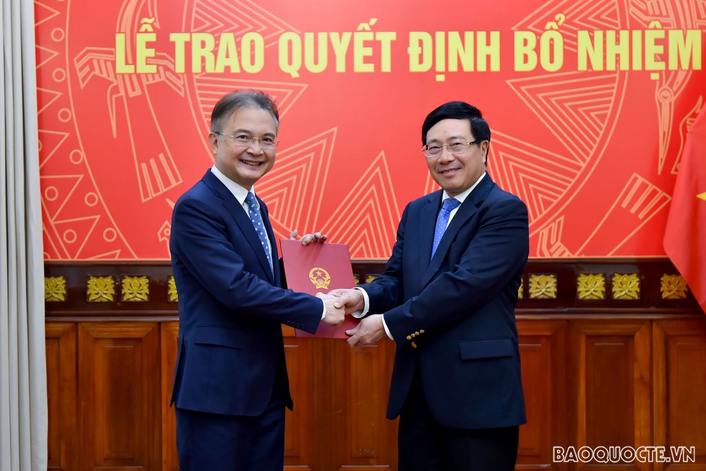 Phó Thủ tướng, Bộ trưởng Ngoại giao Phạm Bình Minh đã trao quyết định bổ nhiệm ông Ngô Hướng Nam, Vụ trưởng, công tác tại Nhóm Adhoc Hội đồng Bảo an Liên hợp quốc 2020-2021, giữ chức Phó Chủ nhiệm Ủy ban Nhà nước về người Việt Nam ở nước ngoài.