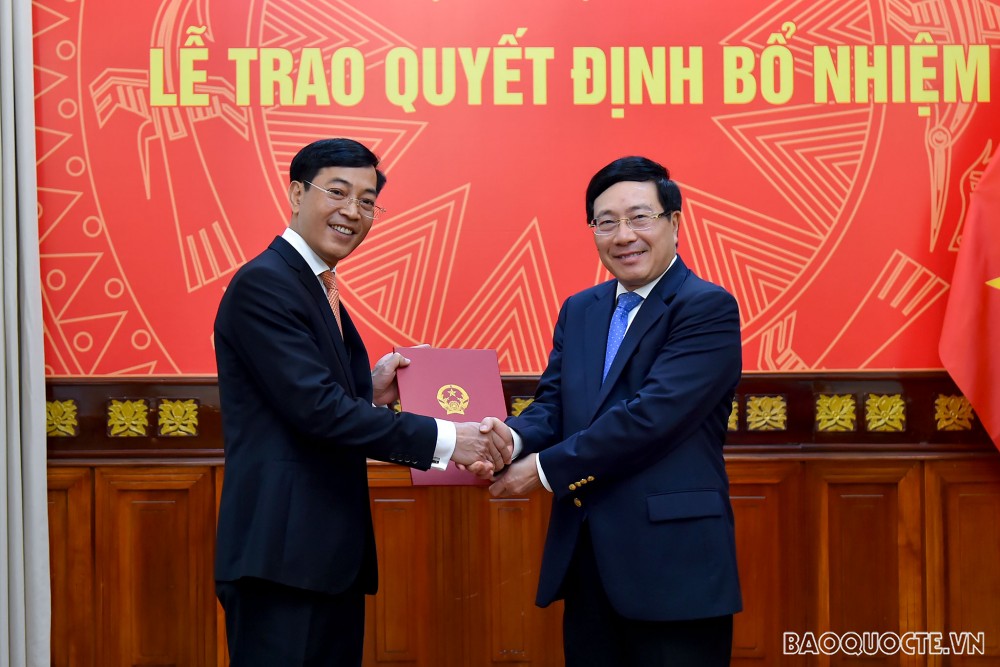 Phó Thủ tướng, Bộ trưởng Ngoại giao Phạm Bình Minh đã trao quyết định tiếp nhận và điều động ông Trần Thanh Huân, nguyên Tổng Lãnh sự Việt Nam tại Hongkong, Trung Quốc, hết nhiệm kỳ về nước, giữ chức Cục trưởng Cục Ngoại vụ.