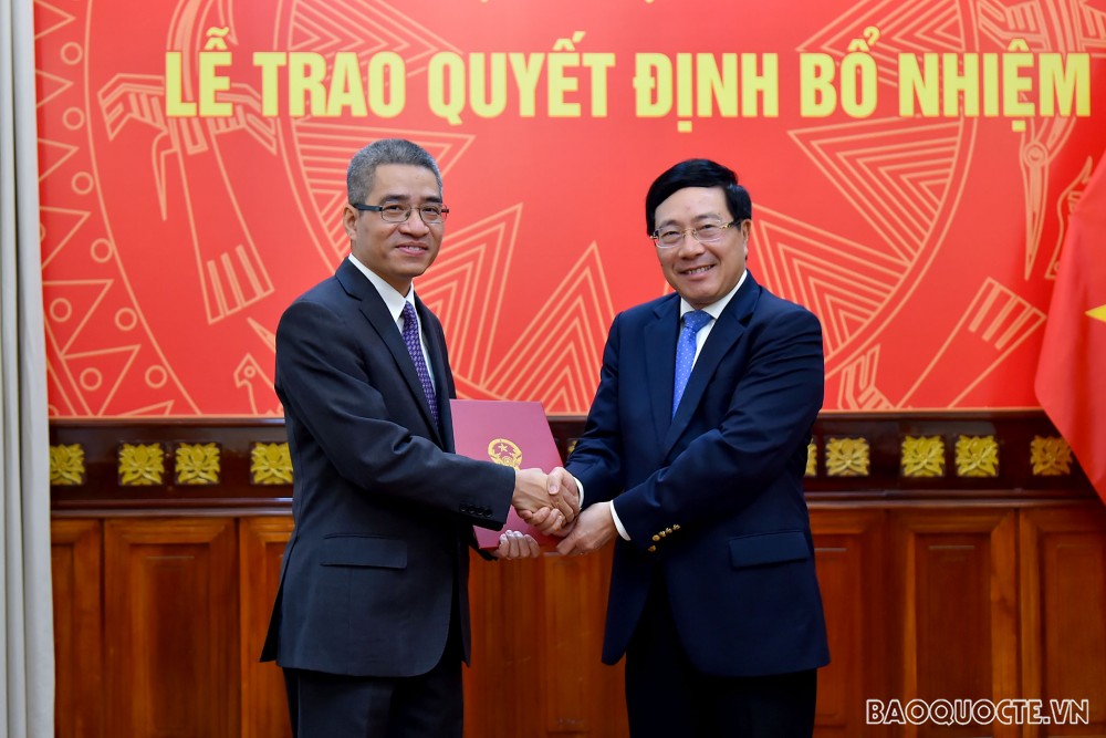 Phó Thủ tướng, Bộ trưởng Ngoại giao Phạm Bình Minh đã trao quyết định bổ nhiệm ông Nguyễn Đắc Thành, Quyền Chánh Văn phòng Đảng ủy - Đoàn thể, giữ chức Chánh Văn phòng Đảng ủy - Đoàn thể.