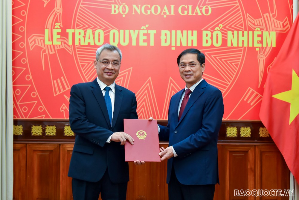 Tại buổi lễ, Thứ trưởng Thường trực Bùi Thanh Sơn trao quyết định tiếp nhận và điều động ông Nguyễn Anh Tuấn, nguyên Đại sứ đặc mệnh toàn quyền Việt Nam tại Ukraine, hết nhiệm kỳ về nước, giữ chức Phó Viện trưởng Viện Nghiên cứu chiến lược ngoại giao, Học