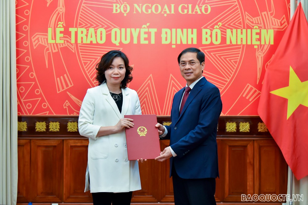 Thứ trưởng Thường trực Bùi Thanh Sơn trao quyết định bổ nhiệm bà Phạm Thị Kim Yến, Tập sự Phó Giám đốc, Trưởng phòng Nghiệp vụ tiếng Pháp và các ngoại ngữ khác, Trung tâm Biên Phiên dịch quốc gia, giữ chức Phó Giám đốc Trung tâm Biên Phiên dịch quốc gia.