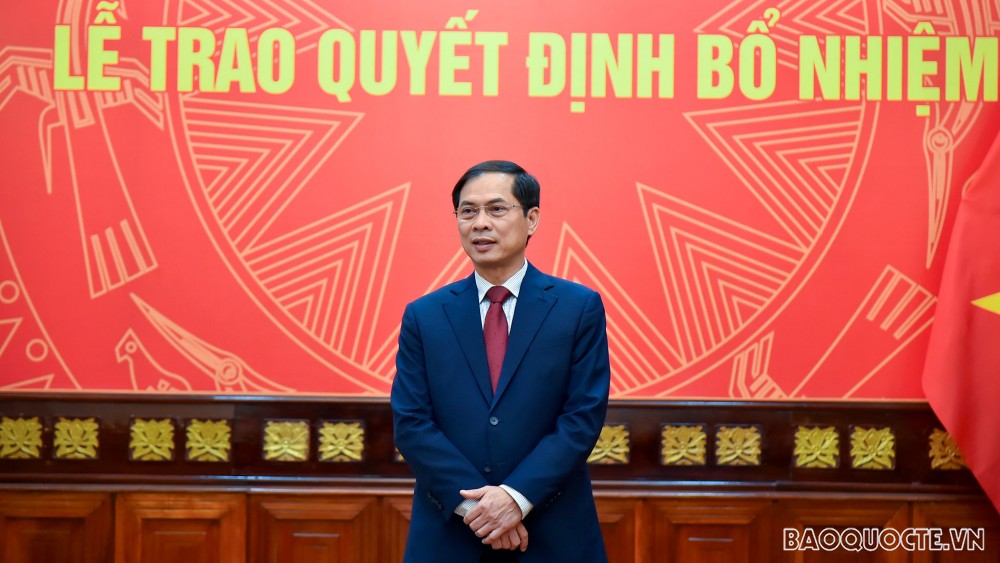 Phát biểu chúc mừng các cán bộ được phân công, bổ nhiệm vào vị trí công tác mới, Thứ trưởng Thường trực Bùi Thanh Sơn khẳng định, đây là sự tin tưởng của Lãnh đạo Bộ đối với phẩm chất, năng lực của các cán bộ. Giao nhiệm vụ cụ thể đối với từng cán bộ, Thứ trưởng Thường trực mong muốn các cán bộ mới được điều động và bổ nhiệm lần này sẽ nỗ lực hết sức mình xây dựng tập thể đơn vị đoàn kết, tiếp tục đóng góp vào nhiệm vụ chính trị của Bộ và thành công chung của công tác đối ngoại đất nước.