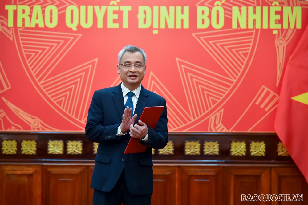 Thay mặt cho các cán bộ vừa nhận quyết định, ông Hoàng Nguyễn Anh Tuấn bày tỏ vinh dự khi được Phó Thủ tướng, Bộ trưởng và tập thể Lãnh đạo Bộ tin tưởng phân công nhiệm vụ mới; khẳng định các cán bộ được bổ nhiệm hôm nay sẽ nỗ lực hết sức mình để hoàn thành tốt công việc được giao, xứng đáng với sự tin cậy của tập thể Lãnh đạo Bộ.