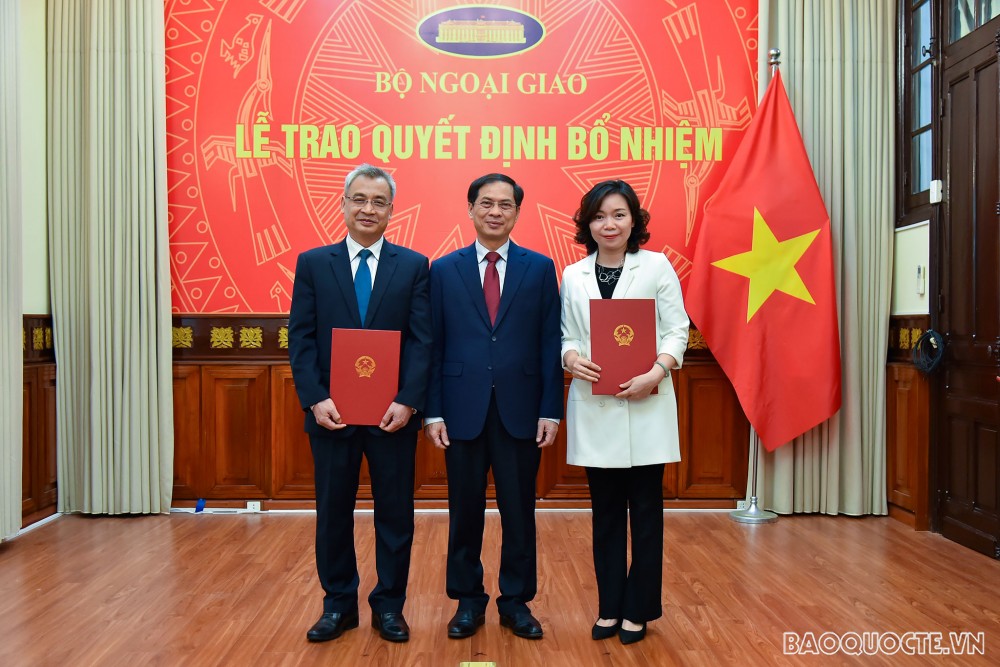 Giao nhiệm vụ cụ thể đối với từng cán bộ, Thứ trưởng Thường trực mong muốn các cán bộ mới được điều động và bổ nhiệm lần này sẽ nỗ lực hết sức mình xây dựng tập thể đơn vị đoàn kết, tiếp tục đóng góp vào nhiệm vụ chính trị của Bộ và thành công chung của công tác đối ngoại đất nước.