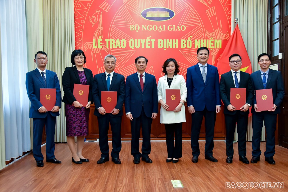 Cũng tại buổi lễ, dưới sự chứng kiến của Thứ trưởng Thường trực Bùi Thanh Sơn, Trợ lý Bộ trưởng kiêm Vụ trưởng Vụ Tổ chức Cán bộ Phạm Quang Hiệu đã trao quyết định công nhận: ông Lê Tuấn Anh là Tập sự Phó Cục trưởng Cục Lãnh sự; bà Trần Nam Bình là Tập sự Phó Vụ trưởng Vụ Hợp tác kinh tế đa phương; ông Nguyễn Tiến Dũng là Tập sự Phó Vụ trưởng Vụ Pháp chế - Thanh tra, Ủy ban Nhà nước về người Việt Nam ở nước ngoài; ông Nguyễn Hoàng Phương là Tập sự Phó Vụ trưởng Vụ Chính sách đối ngoại.