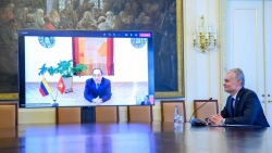 Đại sứ Nguyễn Hùng trình Ủy nhiệm thư lên Tổng thống Litva bằng hình thức trực tuyến