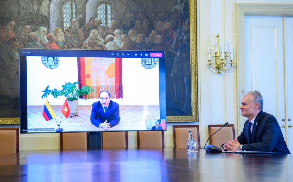 Tổng thống Litva Gitanas Nausėda và Đại sứ Nguyễn Hùng (Robertas Dackus - Văn phòng Tổng thống Litva)