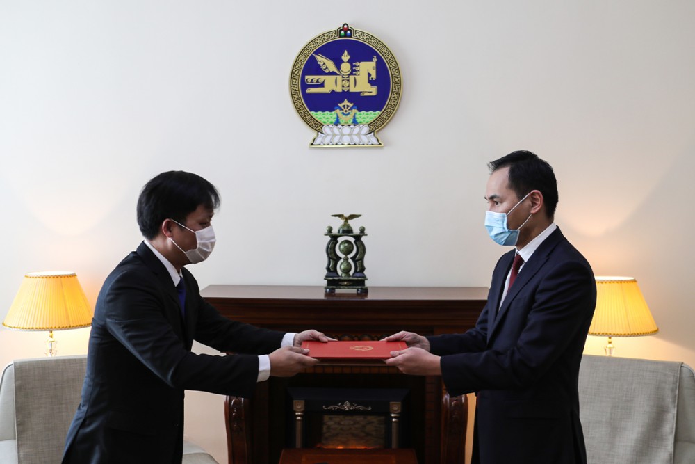 Đại sứ Doãn Khánh Tâm trao bản sao Ủy nhiệm thư cho Thứ trưởng Ngoại giao Mông Cổ