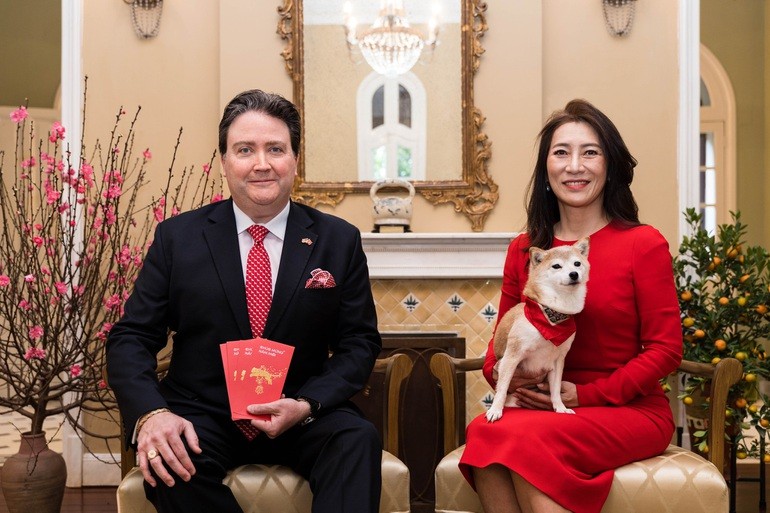 Đại sứ Mỹ Marc Knapper và phu nhân đón năm mới tại Hà Nội (Nguồn: ĐSQ Hoa Kỳ tại Việt Nam)