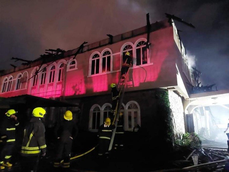 Hơn 10 xe cứu hỏa đã được huy động tới hiện trường để dập lửa và hiện đã khống chế được đám cháy (Nguồn: Twitter).