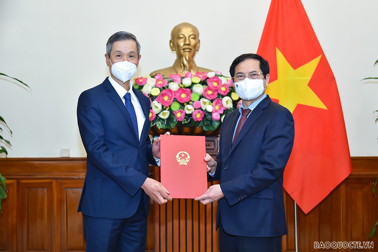 Tại buổi lễ, Ủy viên Trung ương Đảng, Bộ trưởng Ngoại giao Bùi Thanh Sơn trao quyết định tiếp nhận và điều động ông Nguyễn Minh Vũ, nguyên Đại sứ đặc mệnh toàn quyền Việt Nam tại Đức hết nhiệm kỳ về nước, giữ chức Trợ lý Bộ trưởng Ngoại giao. Tại buổi lễ, Ủy viên Trung ương Đảng, Bộ trưởng Ngoại giao Bùi Thanh Sơn trao quyết định tiếp nhận và điều động ông Nguyễn Minh Vũ, nguyên Đại sứ đặc mệnh toàn quyền Việt Nam tại Đức hết nhiệm kỳ về nước, giữ chức Trợ lý Bộ trưởng Ngoại giao.