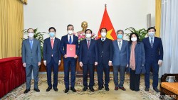 Bộ trưởng Bùi Thanh Sơn trao quyết định điều động công tác cho Trợ lý Bộ trưởng Nguyễn Minh Vũ