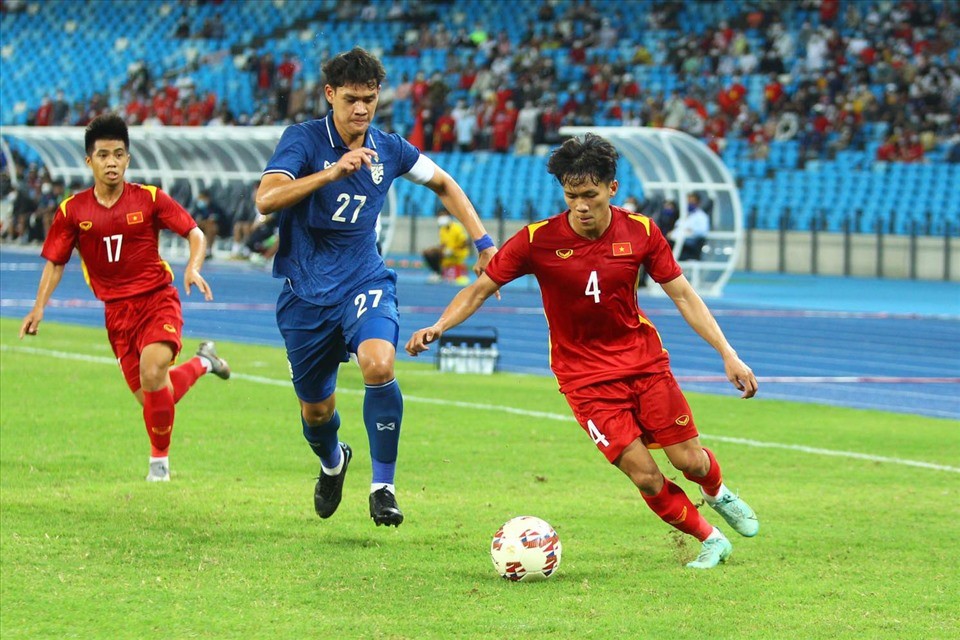 Bảo Toàn đi bóng qua cầu thủ U23 Thái Lan trong trận chung kết. (Nguồn: laodong.vn)