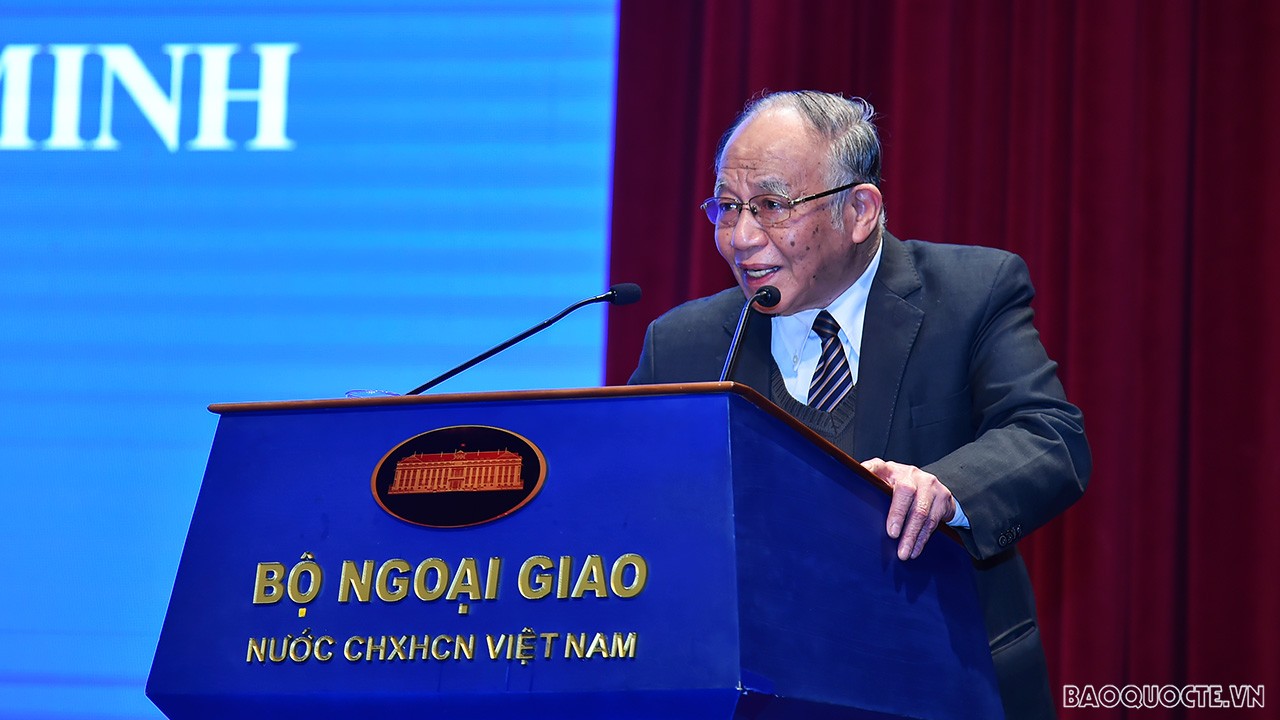 GS-TS Hoàng Chí Bảo, chuyên gia cao cấp Học viện Chính trị Quốc gia Hồ Chí Minh, nguyên Ủy viên Hội đồng Lý luận Trung ương trao đổi về Chuyên đề toàn khóa và Chuyên đề năm 2022 học tập và làm theo tư tưởng, đạo đức, phong cách Hồ Chí Minh. (Ảnh: Tuấn Anh)