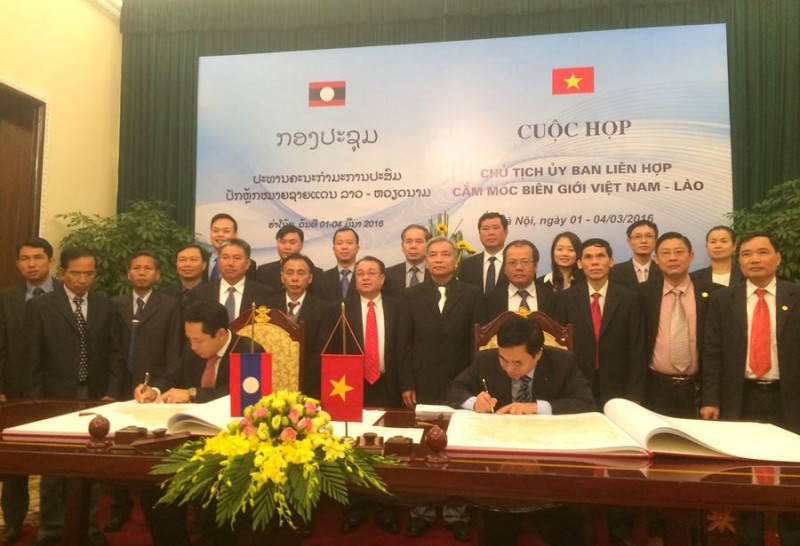 hop hep giua hai chu tich uy ban lien hop cam moc bien gioi viet nam lao