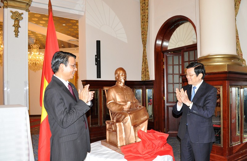 Chủ tịch nước thăm hỏi bà con người Việt tại Mozambique chu tich nuoc tham hoi ba con nguoi viet tai mozambique