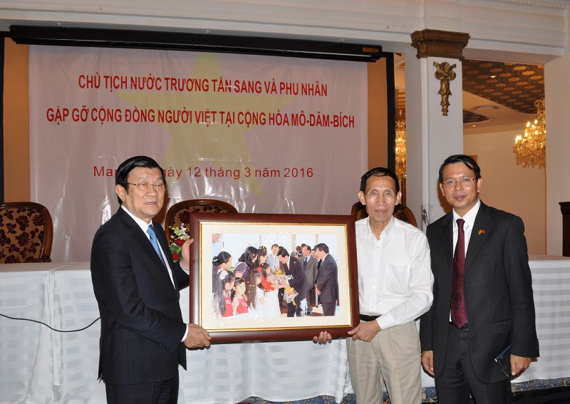 Chủ tịch nước thăm hỏi bà con người Việt tại Mozambique chu tich nuoc tham hoi ba con nguoi viet tai mozambique