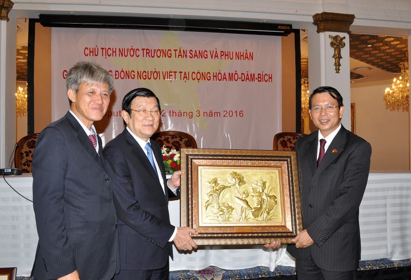 Chủ tịch nước thăm hỏi bà con người Việt tại Mozambique chu tich nuoc tham hoi ba con nguoi viet tai mozambique