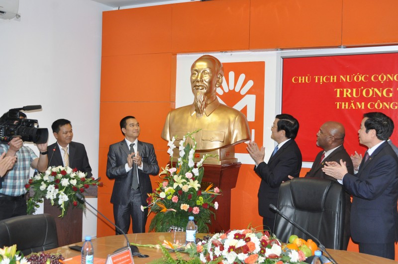 chu tich nuoc tham cong ty movitel noi chuyen voi chuyen gia nong nghiep