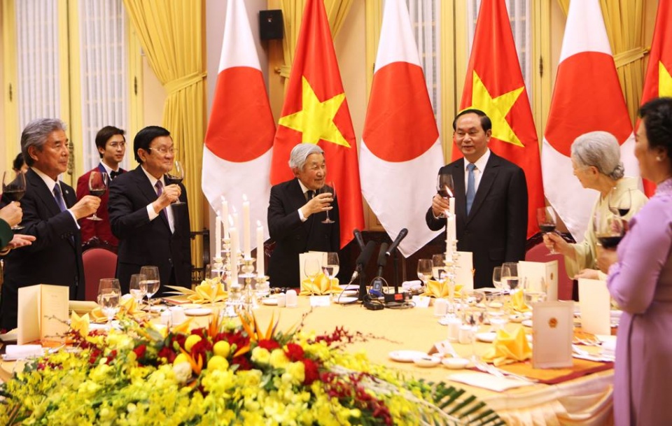 quoc yen chao mung nha vua nhat ban akihito va hoang hau