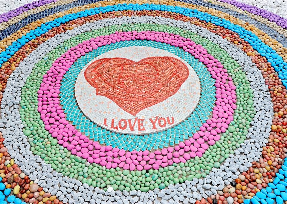 sap dat 6000 bong hong thanh hinh trai tim