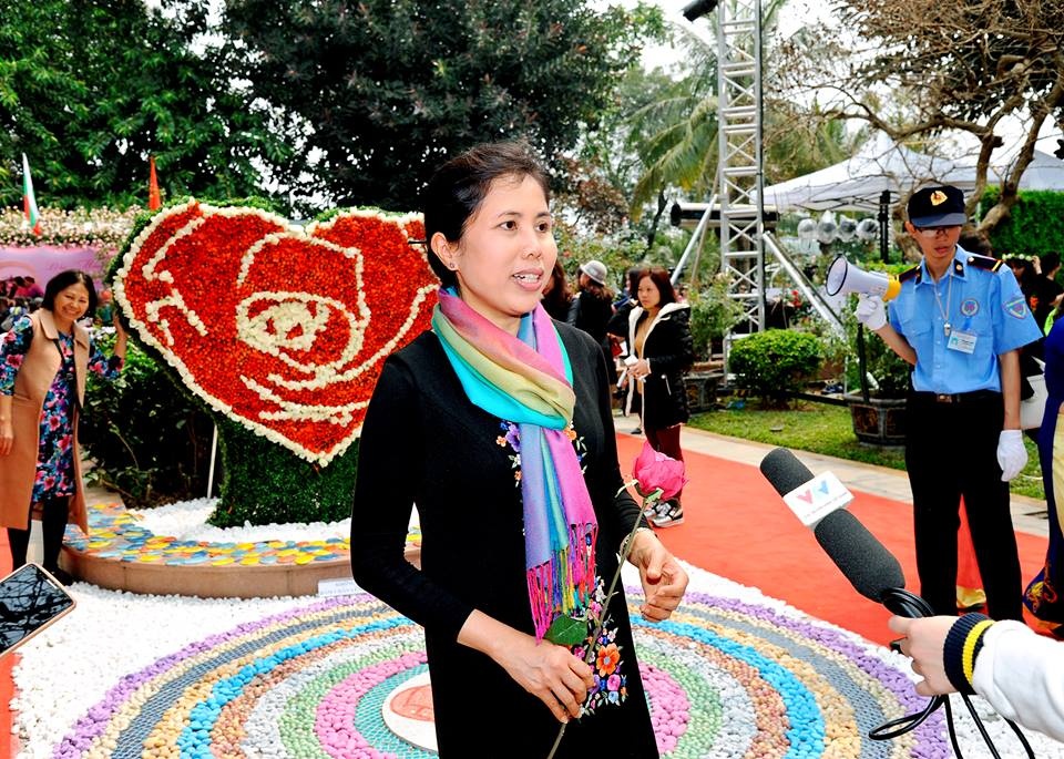 sap dat 6000 bong hong thanh hinh trai tim