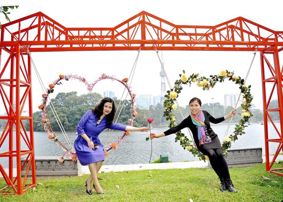 sap dat 6000 bong hong thanh hinh trai tim