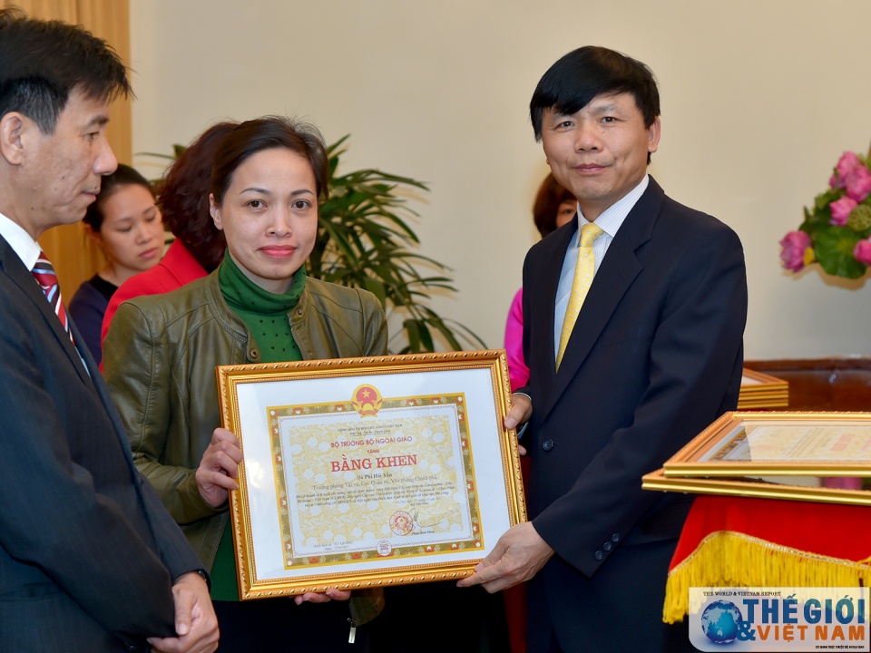 trao tang bang khen cua bo truong ngoai giao cho 16 ca nhan