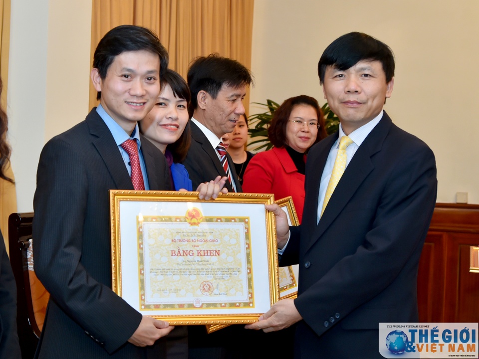 trao tang bang khen cua bo truong ngoai giao cho 16 ca nhan