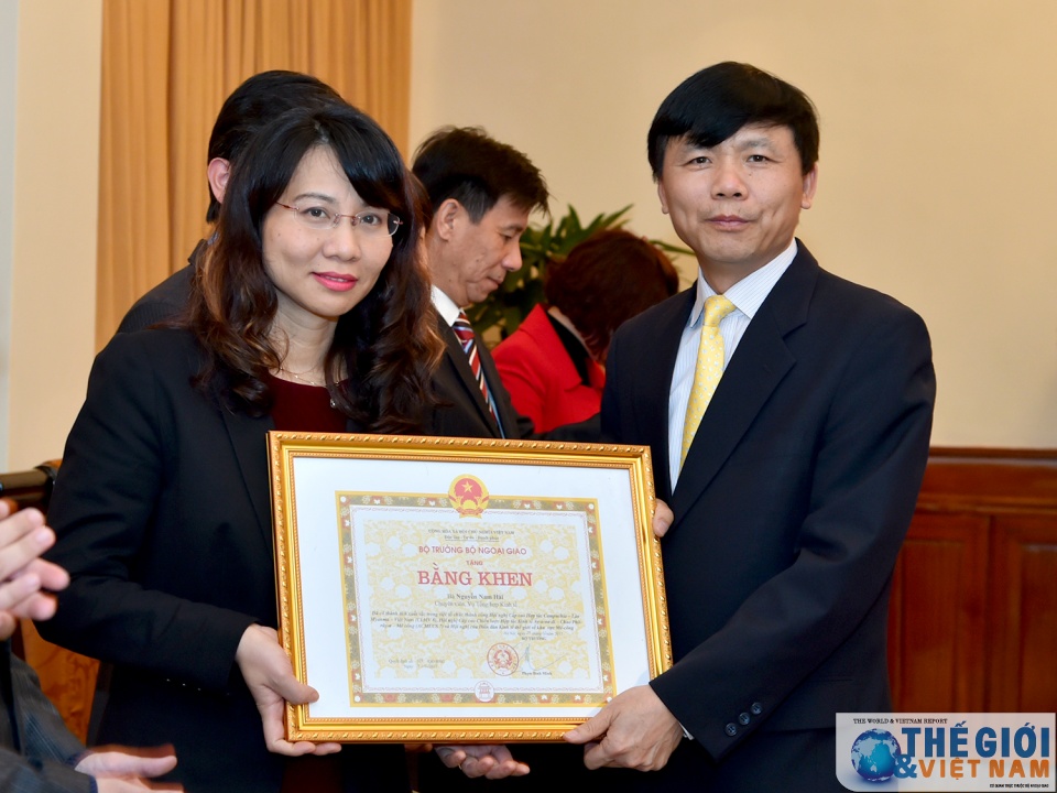 trao tang bang khen cua bo truong ngoai giao cho 16 ca nhan