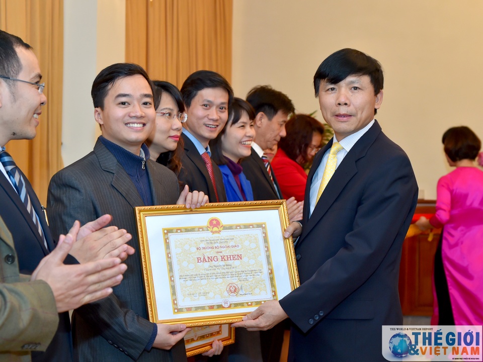 trao tang bang khen cua bo truong ngoai giao cho 16 ca nhan