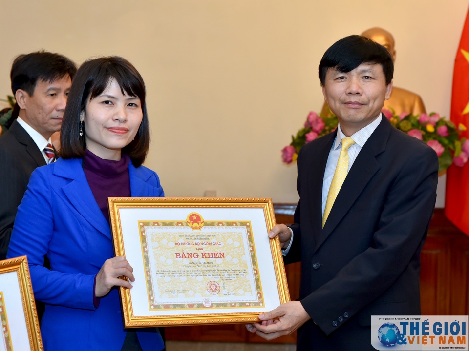 trao tang bang khen cua bo truong ngoai giao cho 16 ca nhan