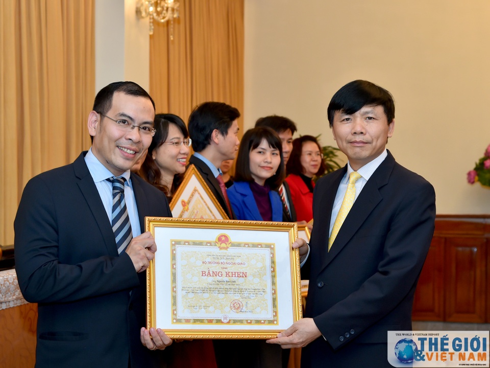 trao tang bang khen cua bo truong ngoai giao cho 16 ca nhan