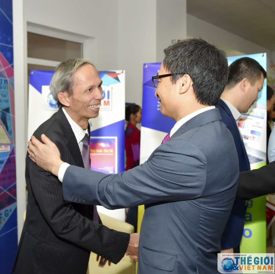 Phó Thủ tướng Vũ Đức Đam thăm gian trưng bày báo Thế giới & Việt Nam pho thu tuong vu duc dam tham gian trung bay bao the gioi viet nam