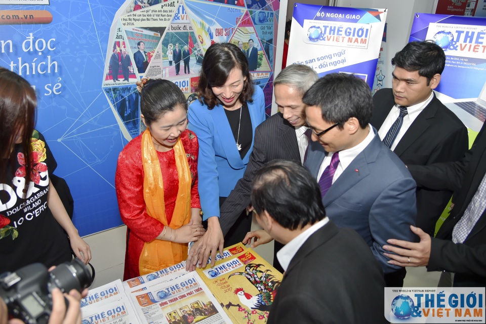 Phó Thủ tướng Vũ Đức Đam thăm gian trưng bày báo Thế giới & Việt Nam pho thu tuong vu duc dam tham gian trung bay bao the gioi viet nam