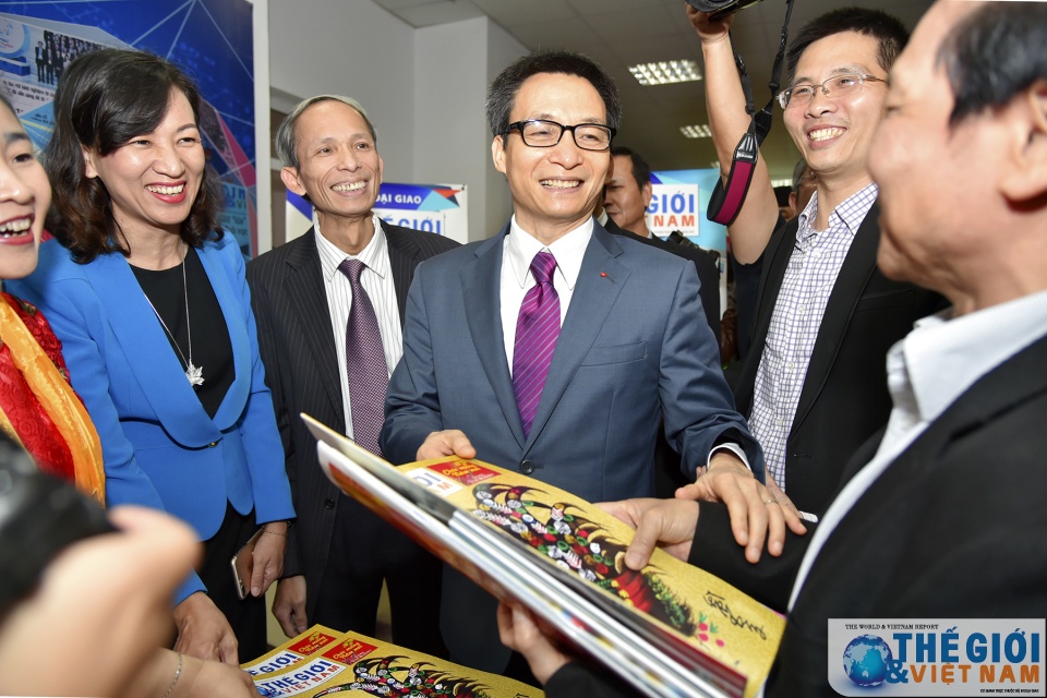 Phó Thủ tướng Vũ Đức Đam thăm gian trưng bày báo Thế giới & Việt Nam pho thu tuong vu duc dam tham gian trung bay bao the gioi viet nam