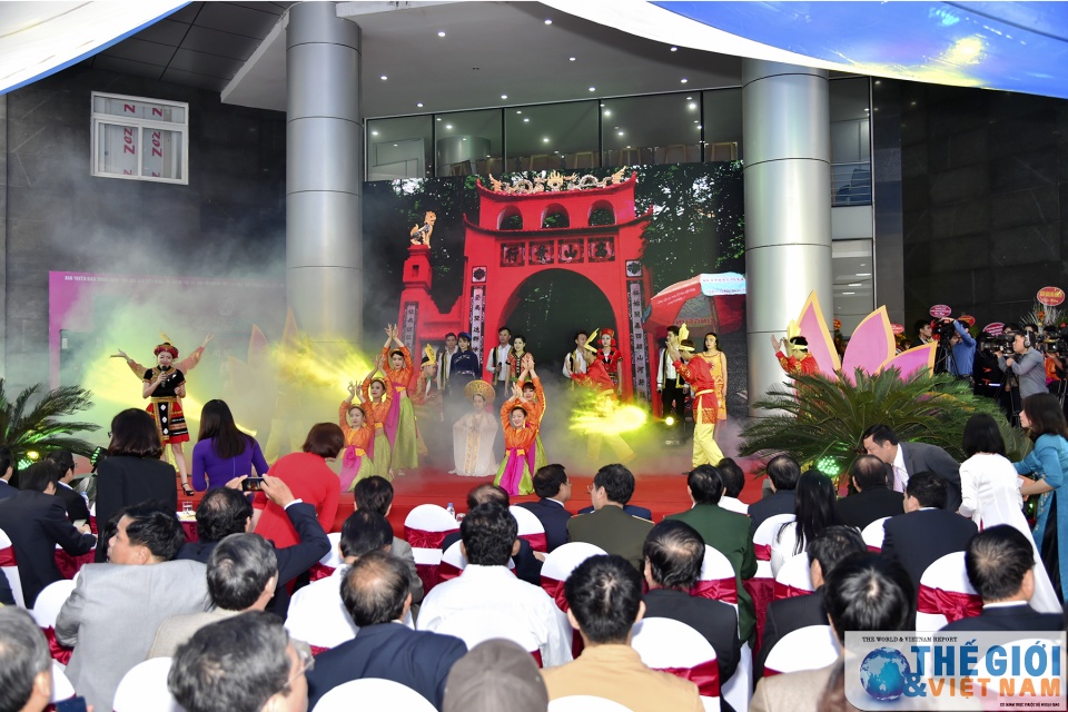 Phó Thủ tướng Vũ Đức Đam thăm gian trưng bày báo Thế giới & Việt Nam pho thu tuong vu duc dam tham gian trung bay bao the gioi viet nam