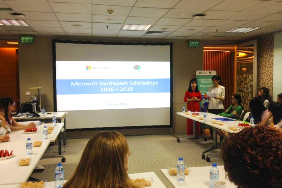 Microsoft "chắp cánh" cho nữ bạn trẻ mê công nghệ microsoft chap canh cho nu ban tre me cong nghe