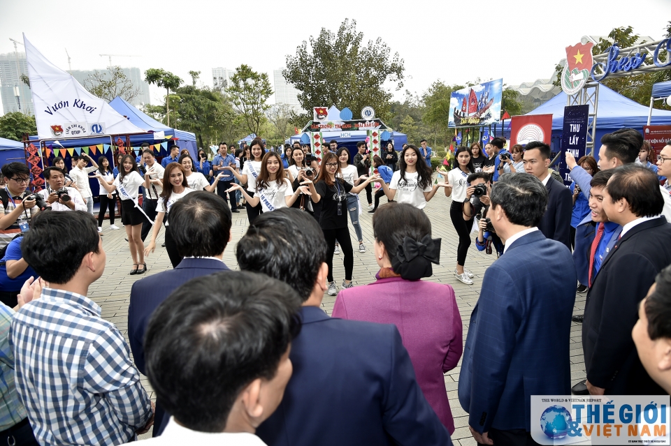 tham hoi bao chu tich quoc hoi nguyen thi kim ngan den khu trung bay bao tgvn