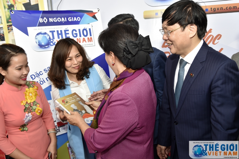 tham hoi bao chu tich quoc hoi nguyen thi kim ngan den khu trung bay bao tgvn