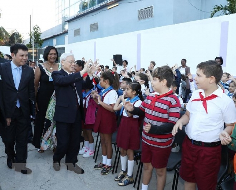 Tổng Bí thư thăm, tặng quà Trường tiểu học Võ Thị Thắng ở La Habana tin nhap 20180330082646