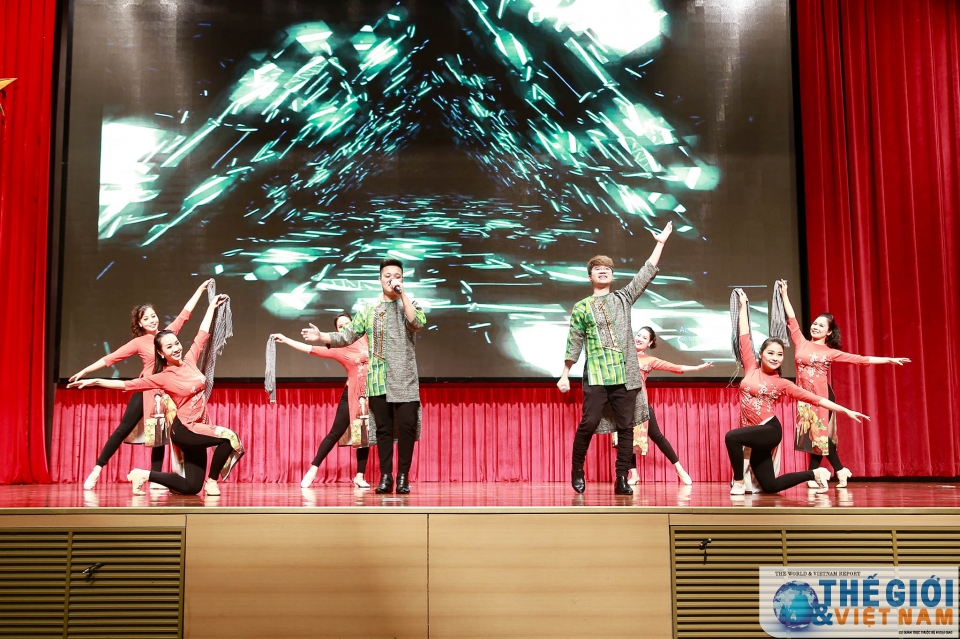 nganh ngoai giao tung bung ky niem ngay 83